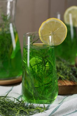 Masada limon dilimli taze tarhun içeceği.