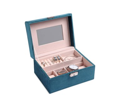 Aynalı mücevher kutusu, beyaz üzerine izole edilmiş bir sürü gümüş aksesuar ve kol saati.