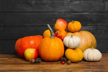Şükran günün kutlu olsun. Ahşap masanın üzerinde balkabaklarıyla güzel bir kompozisyon