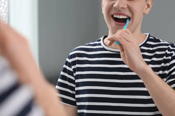Homem Escovando Dentes Com Escova Dentes Perto Espelho Banheiro Close — Fotografia de Stock