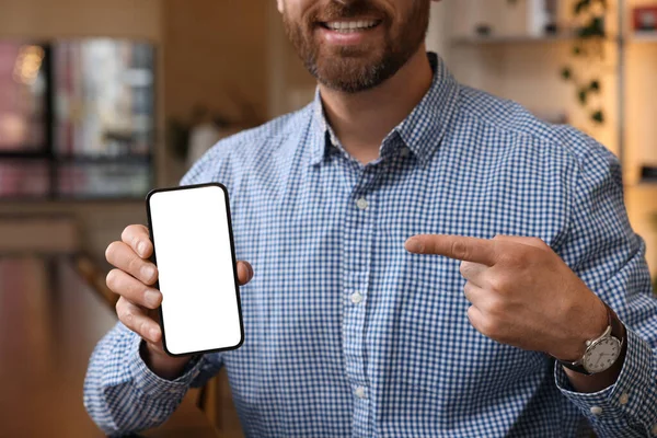 Hombre Mostrando Teléfono Inteligente Cafetería Primer Plano — Foto de Stock