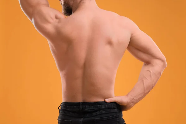 Homem Musculoso Fundo Laranja Close Corpo Sexy — Fotografia de Stock