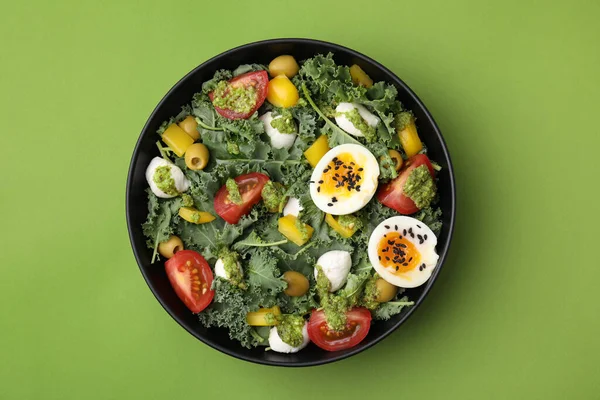 Köstlicher Salat Mit Pesto Sauce Schüssel Auf Hellgrünem Tisch Von — Stockfoto
