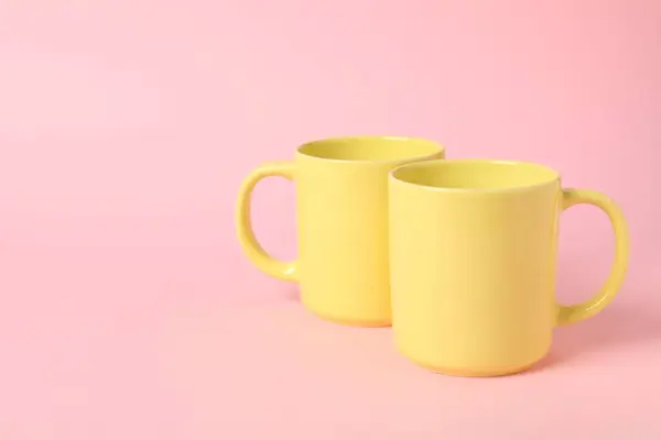 Two Yellow Ceramic Mugs Pink Background Space Text — Stock Photo, Image