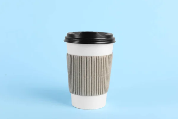 薄い青の背景にプラスチック蓋の紙コップ コーヒーを飲みに — ストック写真