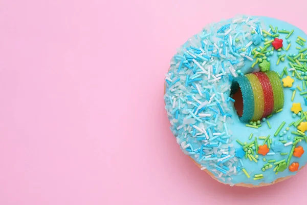 Glasierte Donut Mit Streusel Auf Rosa Hintergrund Ansicht Von Oben — Stockfoto