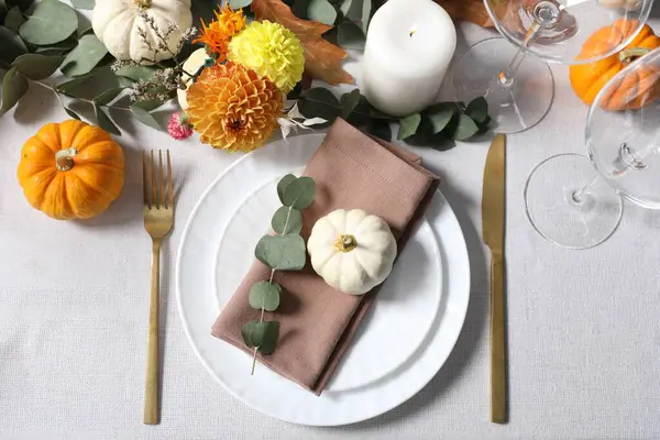 美しい秋のテーブルセット プレート カトラリー メガネ フラットレイ — ストック写真