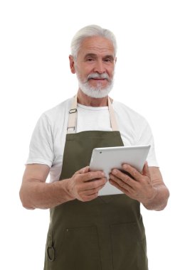 Beyaz arka planda tableti olan son sınıf öğrencisi.