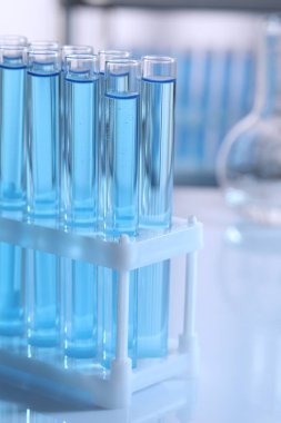 Reaktörlü test tüpleri masada, yakın plan. Laboratuvar analizi