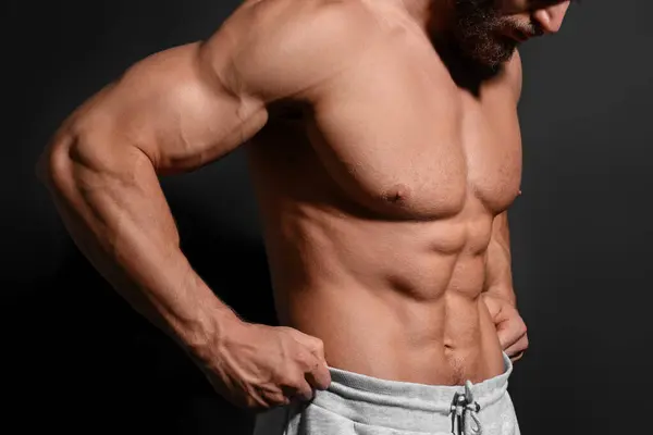 Uomo Muscoloso Che Mostra Addominali Sfondo Nero Primo Piano Corpo — Foto Stock