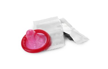 Beyaz arka planda paketsiz prezervatif ve yırtık paket. Güvenli seks.