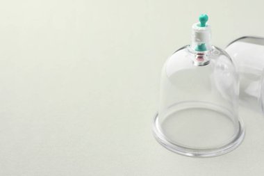 Açık gri arkaplanda plastik bardaklar, metin için boşluk ile yakın çekim. Fincan terapisi.