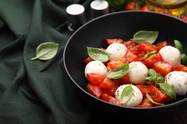 Domatesli Caprese salatası, mozzarella topları ve fesleğen, yakın plan. Metin için boşluk
