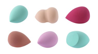 Beyaz üzerine izole edilmiş farklı makyaj süngerleri.