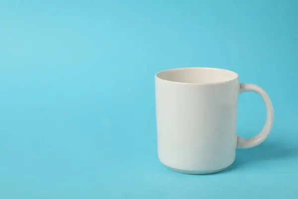 浅蓝色背景的白色陶瓷杯 文字空间 — 图库照片