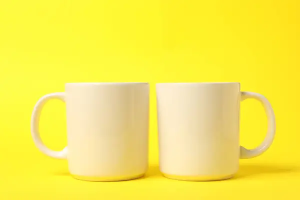 Дві Білі Керамічні Чашки Жовтому Фоні — стокове фото