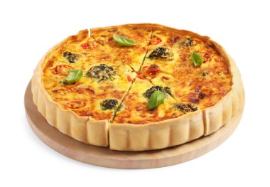 Lezzetli ev yapımı sebzeli kiş, beyaz üzerine izole edilmiş.