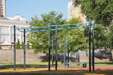 Parkta spor aletleri olan boş bir spor salonu.