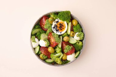 Bej masadaki kasede pesto soslu nefis salata.