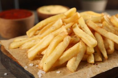 Lezzetli patates kızartmaları gemide, yakın çekim manzaralı.