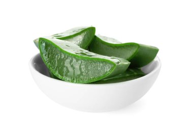 Yeşil aloe vera beyaz kasede izole edilmiş.