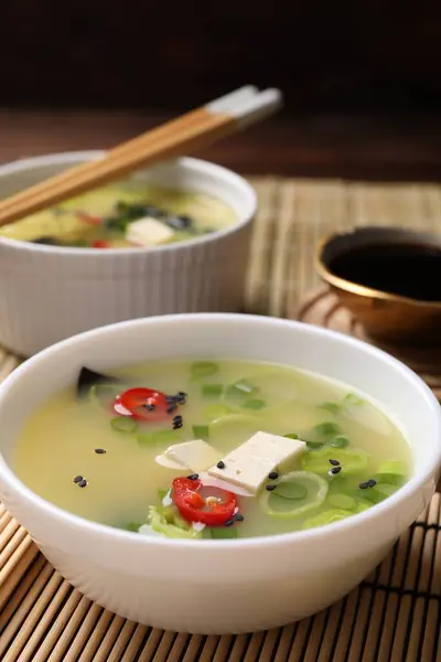 Μπολ Νόστιμα Σούπα Miso Tofu Σερβίρεται Στο Τραπέζι Closeup — Φωτογραφία Αρχείου