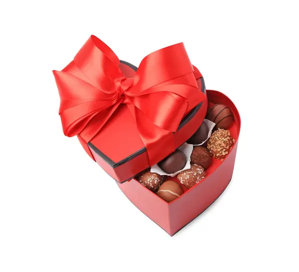 Hartvormige Doos Met Heerlijke Chocolade Snoepjes Geïsoleerd Wit — Stockfoto