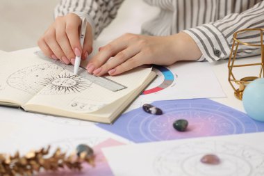 Astrolog, falcılık tahmini için zodyak tekerleği kullanıyor. Falcı.