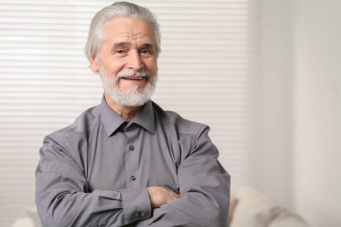 Evdeki yakışıklı yaşlı adamın portresi. Metin için boşluk