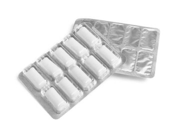 Çiğnenen diş etlerinin kabarcıkları beyazda izole edilmiş.