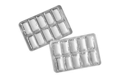 Çiğnenen diş etlerinin kabarcıkları beyaz, üst görünümde izole.