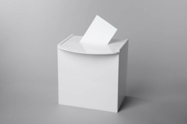 Açık gri arkaplanlı oy sandığı. Seçim zamanı.