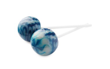 İki tatlı renkli lolipop beyaza izole edilmiş.