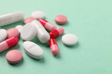 Yeşil arka planda bir sürü farklı hap var. Yakın plan. Metin için boşluk