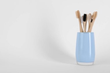 Beyaz arkaplanda Bambu diş fırçaları, metin için boşluk