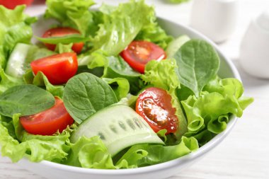 Beyaz masada nefis sebze salatası, yakın plan.