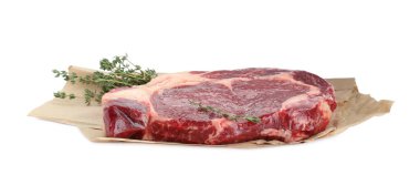 Bir parça taze et ve kekik beyaza izole edilmiş.