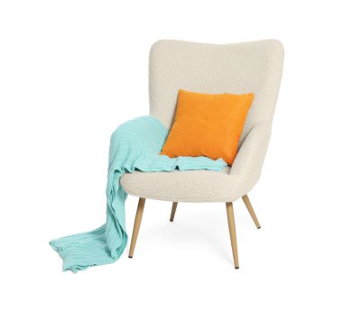 Beyaz üzerinde battaniyesi ve yastığı olan şık rahat bir koltuk.