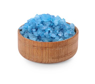 Mavi deniz tuzlu ahşap kase beyaza izole edilmiş.