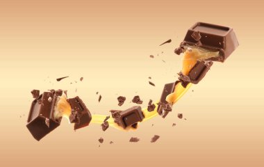 Kırık çikolata ve nefis karamel soluk kahverengi arka planda.