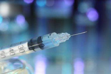 Arka planda bulanık ilaç içeren şırınga, yakın plan