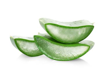 Yeşil aloe vera dilimleri beyaz üzerine izole edilmiş