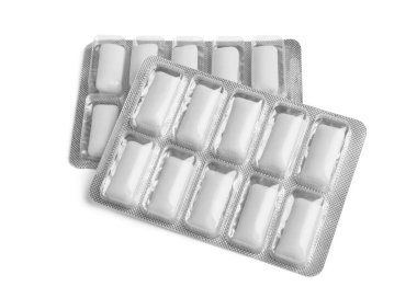 Çiğnenen diş etlerinin kabarcıkları beyazda izole edilmiş.