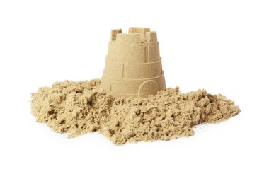 Beyaz üzerine izole edilmiş güzel bir şatosu olan kum yığını. Açık hava oyunu