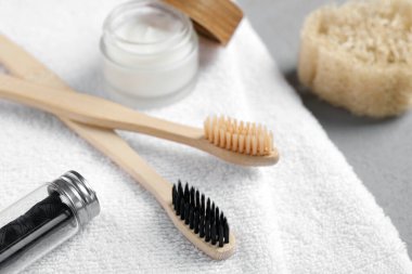 Bambu diş fırçaları, doğal diş ipi ve havlu, yakın plan.