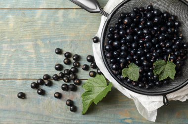 Olgun kuşüzümü ve yapraklar ahşap kırsal masada, düz yerde. Metin için boşluk