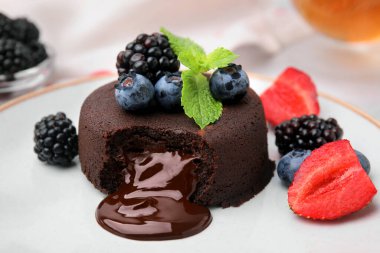 Lezzetli çikolata şekeri, meyve ve nane şekeri tabakta, yakın plan.