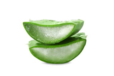 Yeşil aloe vera dilimleri beyaz üzerine izole edilmiş