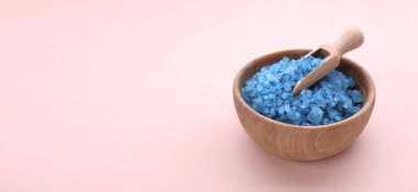 Açık mercan zemin üzerinde deniz tuzu ile kase ve kepçe, metin için boşluk. Pankart tasarımı