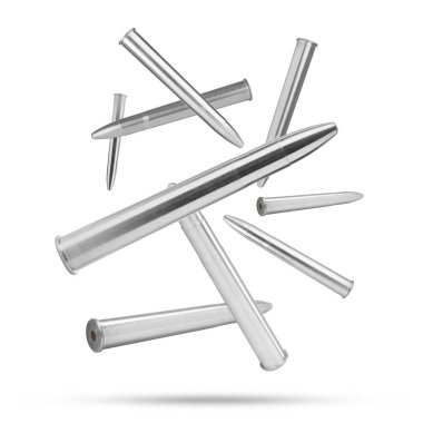 Beyaz arka plana bir sürü kurşun düşüyor. Ateşli silah mermisi.